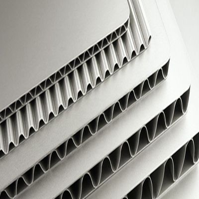 1500 X 4000 Mm A2 FR แผ่นหลังคาอลูมิเนียมลูกฟูกแผ่นคอมโพสิตสำหรับหลังคา LDPE